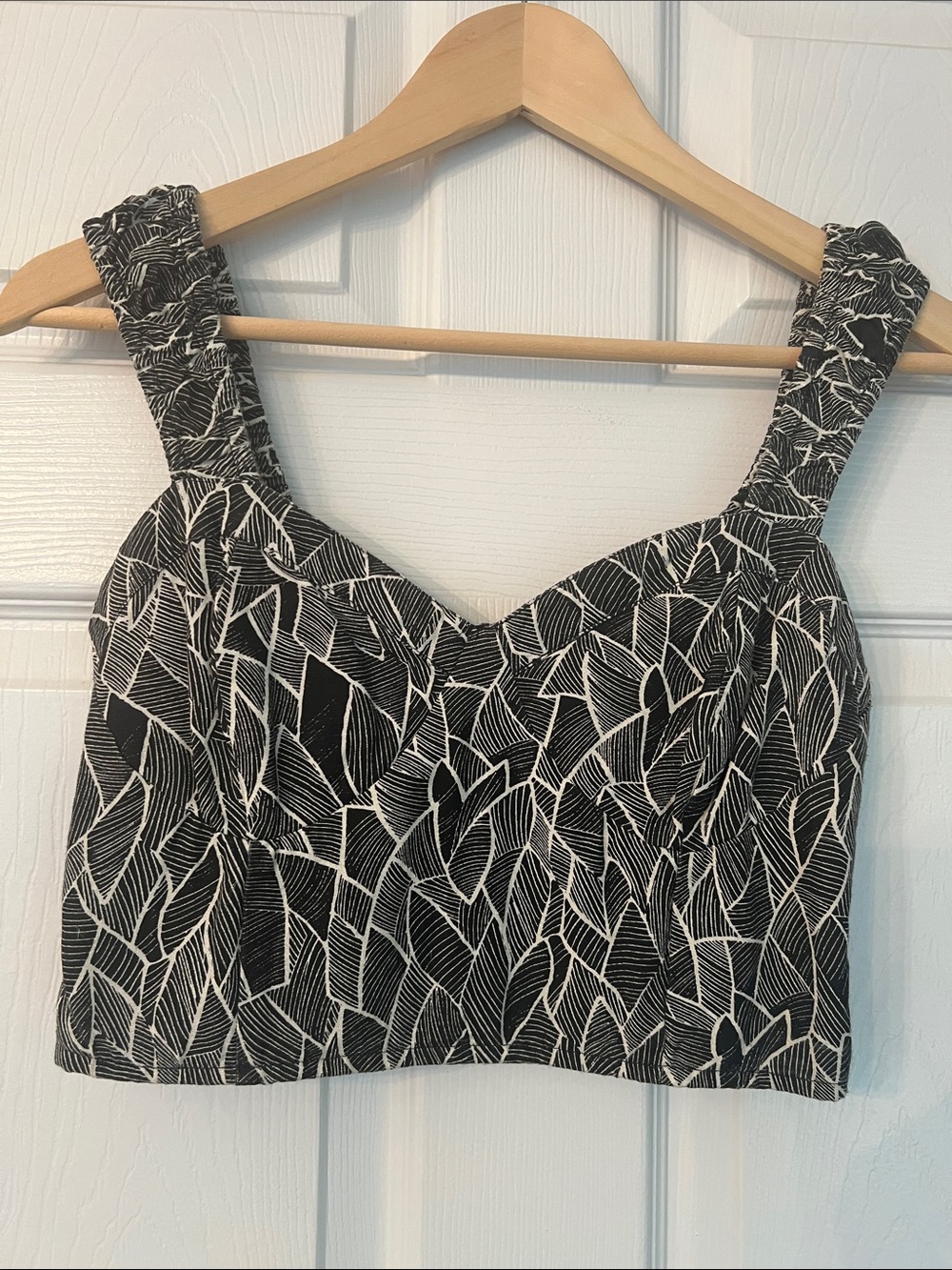 Japna Black & White Leaf-Print Sweetheart Crop Top